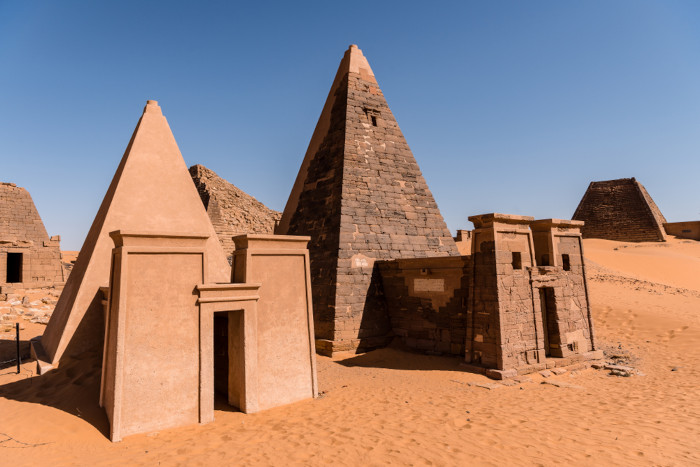 Pirâmides do reino de Kush, exemplos de pirâmides do Egito, no Sudão.
