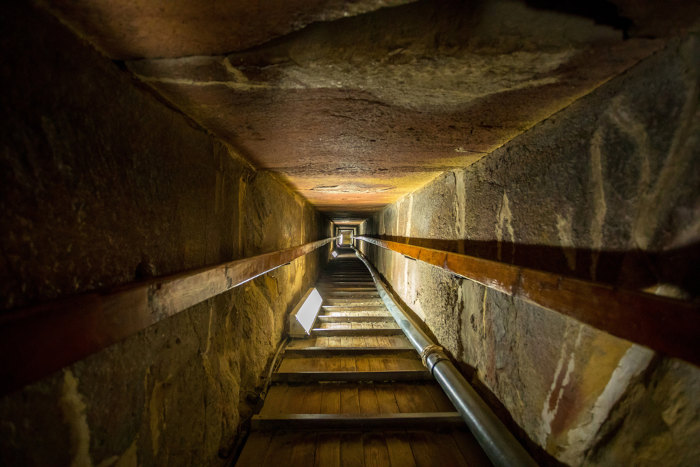 Interior de uma pirâmide do Egito. O túnel dá acesso à câmara que abrigava o corpo do faraó.