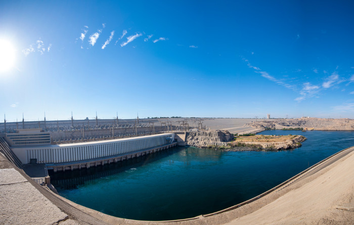 A barragem alta de Aswan, no Egito, transforma a força das águas do rio Nilo em energia hidrelétrica.