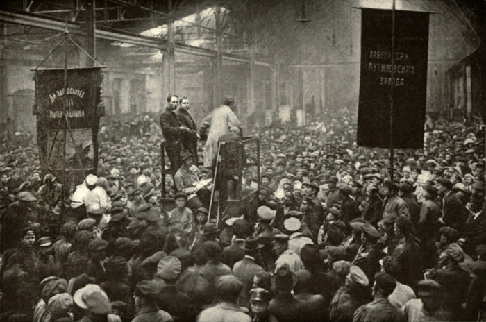 Trabalhadores russos protestando durante a primeira fase da Revolução Russa, a Revolução de Fevereiro.