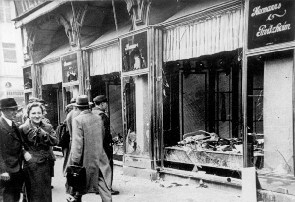 Vidraças quebradas na Noite dos Cristais, na Alemanha Nazista.