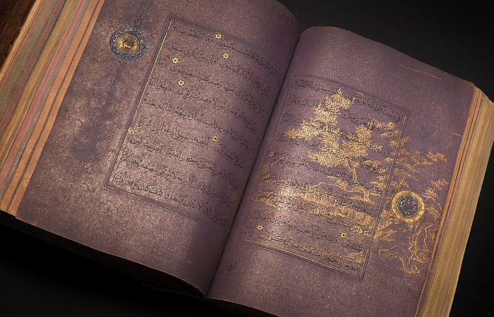 Páginas do Alcorão Timúrida, o exemplar mais caro vendido até hoje.