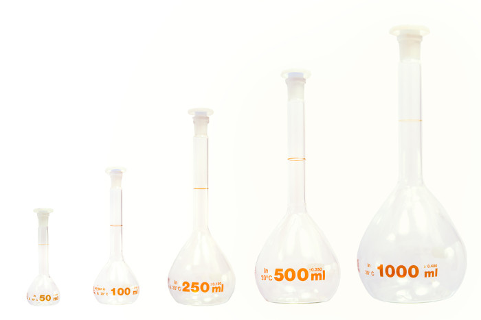 Balões volumétricos distintos, parte das vidrarias de laboratório de Química.
