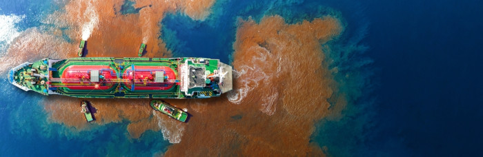 Vista superior de um derramamento de petróleo, uma das fontes de poluição marinha.