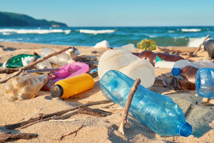 Lixo descartado de forma irregular em uma praia, uma das principais causas da poluição marinha.