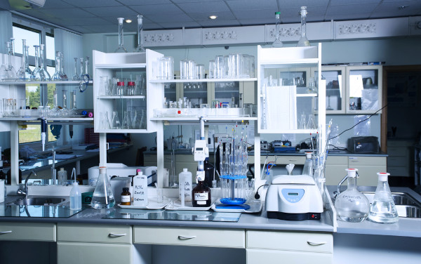 Diversas vidrarias de laboratório em um laboratório de Química.