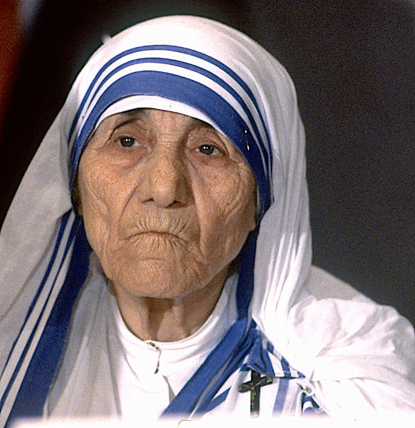 Fotografia de Madre Teresa de Calcutá, uma das mulheres importantes da história.