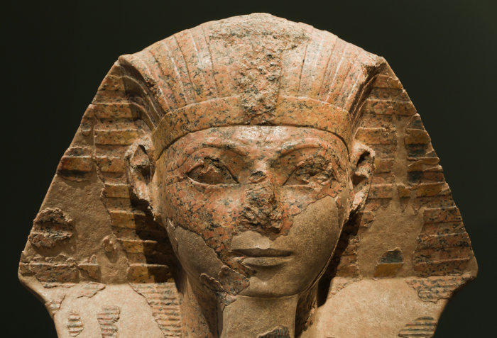 Estátua da figura de Hatshepsut, uma das mulheres importantes da história.