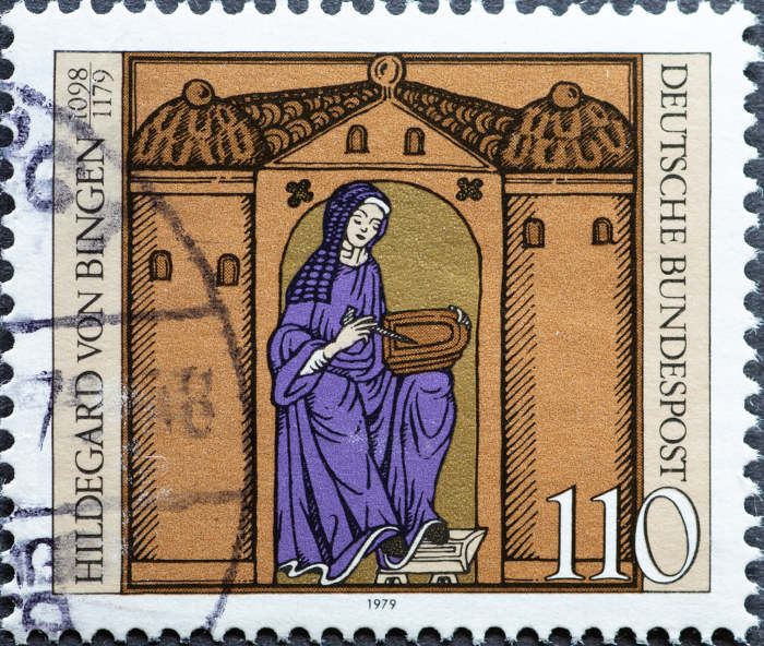 Selo com ilustração de Hildegarda de Bingen, uma das mulheres importantes da história.