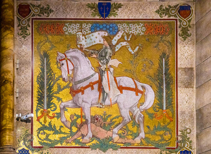 Pintura retratando Joana d’Arc, uma das mulheres importantes da história, montada em um cavalo.