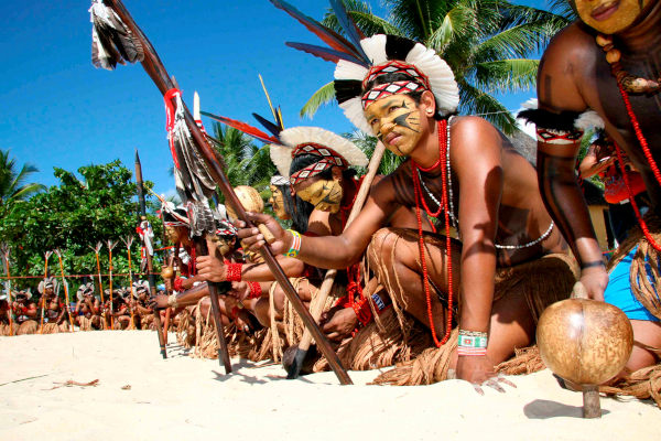 Jovens da etnia pataxó vistos durante os Jogos Indígenas, em alusão à cultura indígena.