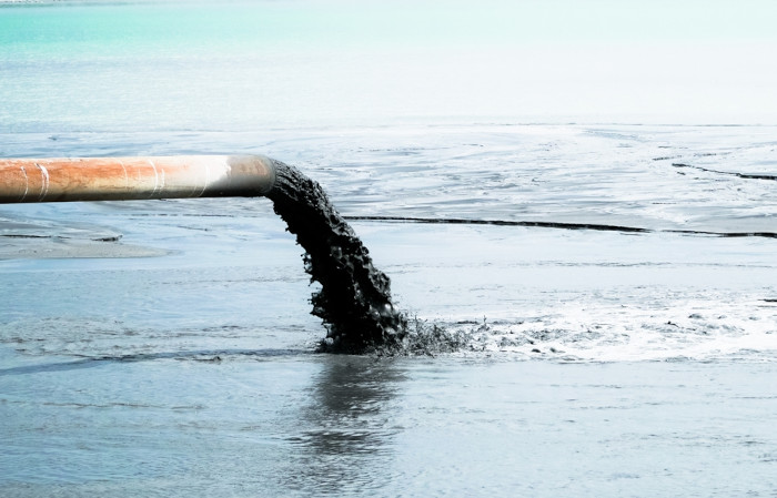 Lançamento de esgoto no mar, uma das fontes de poluição marinha.