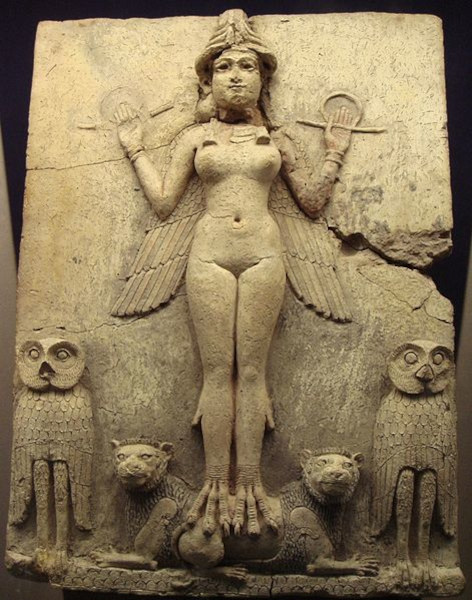 Escultura de Lilith como a deusa suméria Inana.