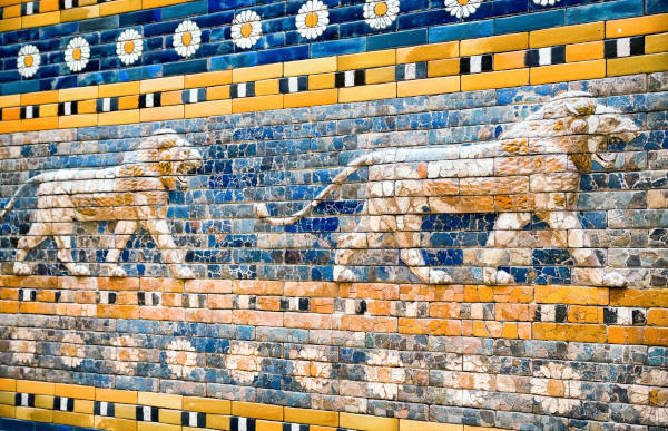 Mosaico presente em uma parte da muralha construída pelos caldeus ao redor da Babilônia em exposição no Museu de Pérgamo.