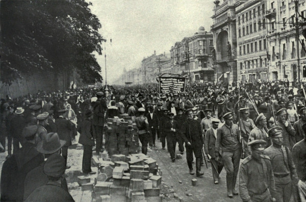 Parada bolchevique durante a Revolução de Outubro em 1917.