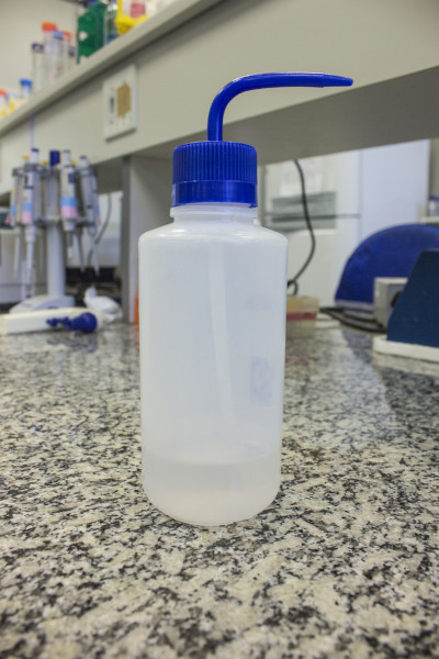 Um pissete, parte das vidrarias de laboratório de Química, com água destilada.