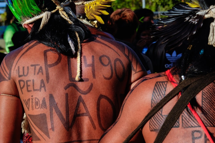 Indígenas participando de um protesto contra a lei que estabelece um marco temporal para a demarcação das terras indígenas.[2]
