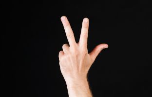 três dedos levantados