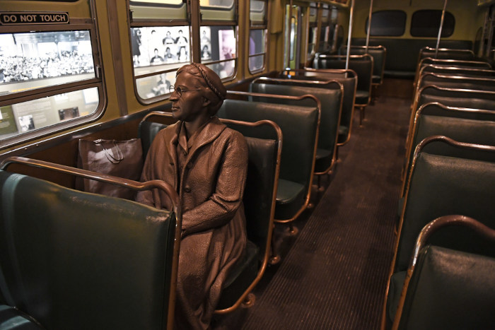 Estátua em bronze de Rosa Parks, uma das mulheres importantes da história.