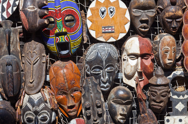 Máscaras típicas da cultura africana.