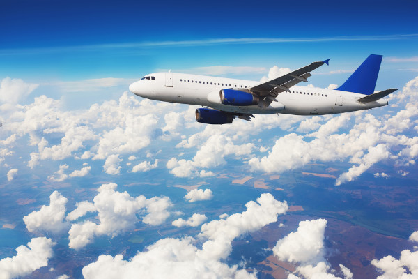 Avião voando no céu, uma alusão à equação de Bernoulli, considerada na construção aerodinâmica dos aviões.