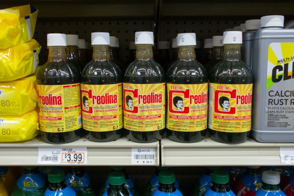 Frascos de creolina, uma mistura feita à base de fenol, na prateleira de um supermercado.