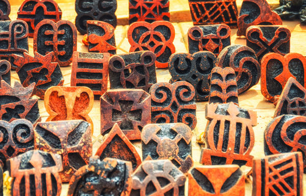 Símbolos adinkra em carimbos, usados na cultura africana.