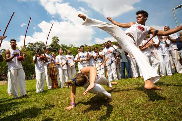 Jogo de capoeira, herança da cultura africana no Brasil.