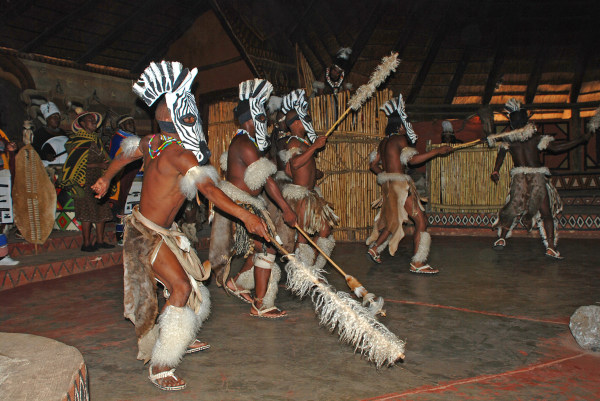 Dançarinos com máscaras de zebras, típicas da cultura africana.