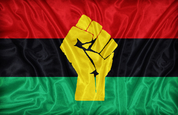 Bandeira com cores do pan-africanismo, símbolo de resistência da cultura africana.
