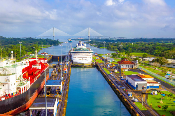 Embarcação nas proximidades do canal do Panamá, hidrovia artificial que liga os oceanos Atlântico e Pacífico.