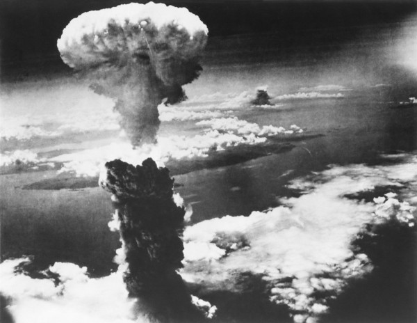 Fotografia em preto e branco do cogumelo originado da bomba atômica jogada sobre Nagasaki.