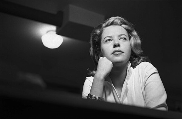 Hilda Hilst, em fotografia de Fernando Lemos, no ano de 1954.