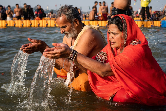 Homem e mulher no rio Ganges durante Kumbh Mela, ritual do hinduísmo.
