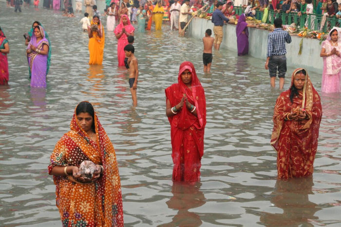 Mulheres em rio durante ritual do hinduísmo.