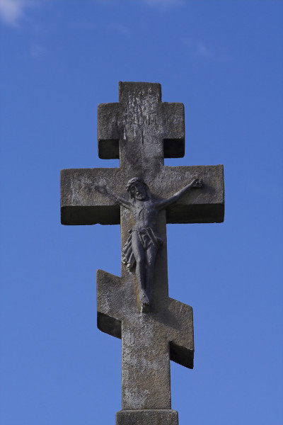 Cruz de pedra no modelo usado pela Igreja Ortodoxa.
