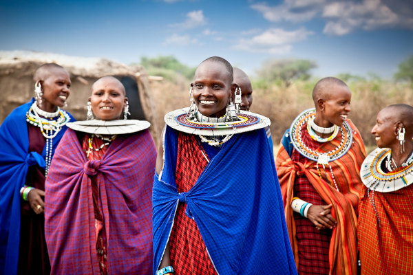 Mulheres masai com roupas e acessórios tradicionais da cultura africana.