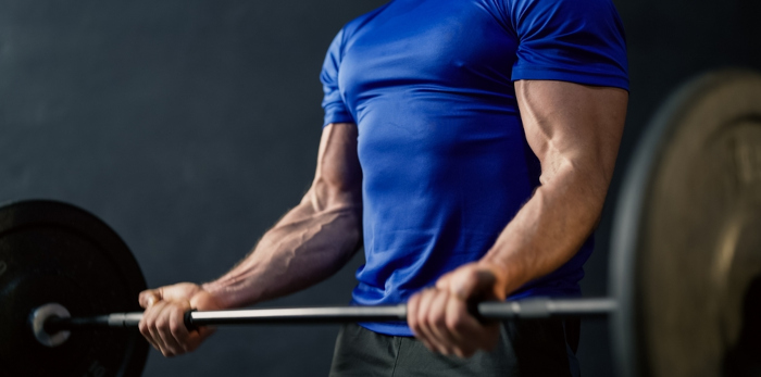 Homem fazendo musculação, cujos praticantes frequentemente fazem uso de creatina para obterem um aumento de massa muscular.