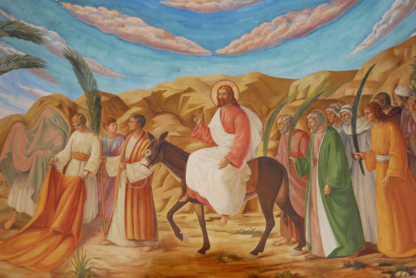 Pintura representando Jesus Cristo chegando a Jerusalém acompanhado de seus discípulos, em referência ao Domingo de Ramos.