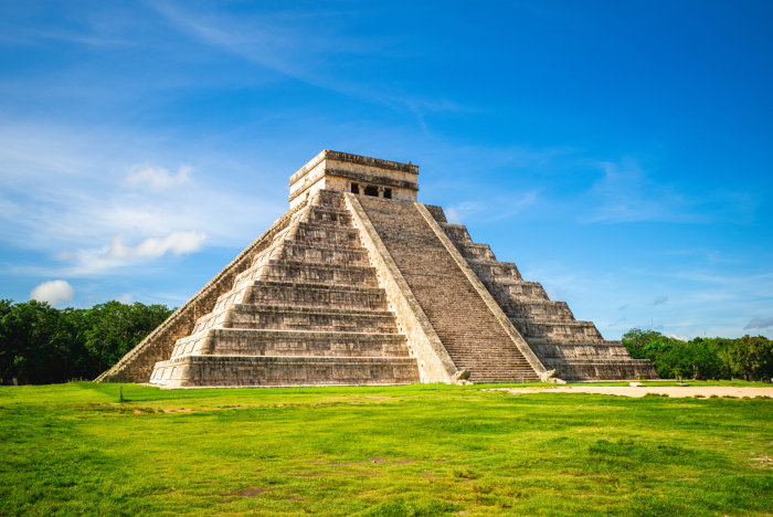 “El Castillo”, pirâmide feita pelos maias e localizada na cidade de Chichen Itzá, no México.