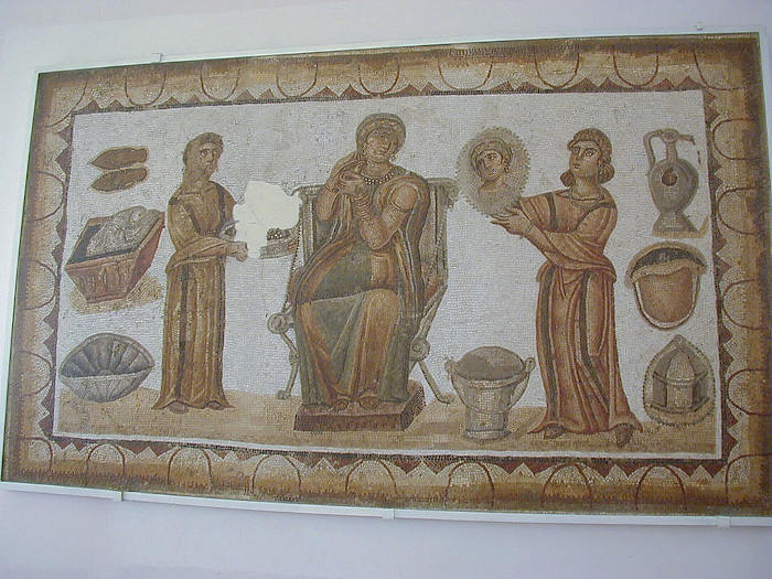 Afresco romano retratando escravas servindo sua senhora, em texto sobre queda do Império Romano.