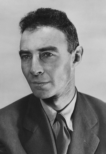 Retrato em preto e branco de Robert Oppenheimer.
