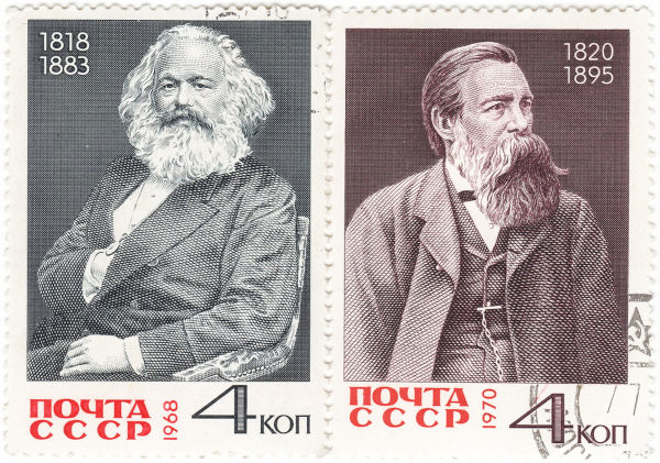 Selos postais estampados com as imagens de Karl Marx e Friedrich Engels, criadores do socialismo científico.
