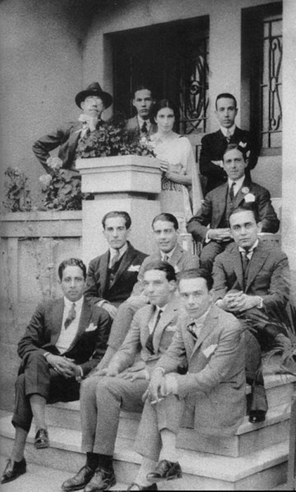 Na fotografia, Mário de Andrade e outros artistas que estavam presentes na Semana de Arte Moderna de 1922.