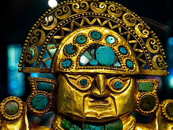 Detalhe de um Tumi feito pelos incas, atualmente em exposição no Museu do Ouro do Peru, em Lima.