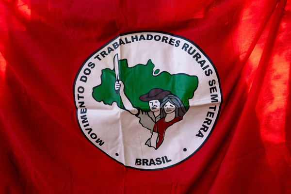 Bandeira do Movimento dos Trabalhadores Rurais Sem Terra (MST), que luta pela reforma agrária.