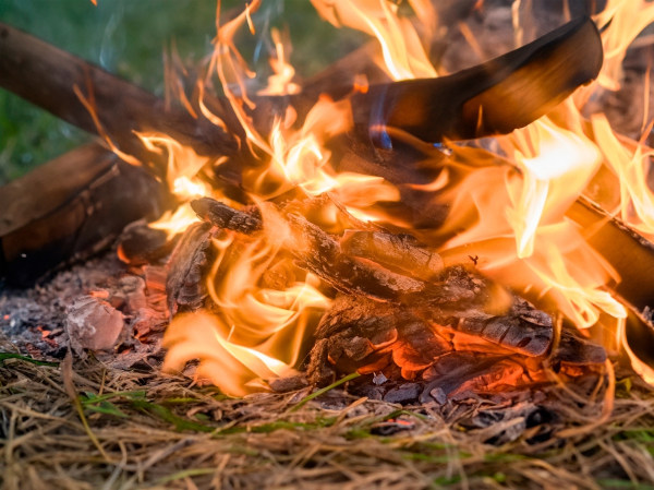 Madeira sendo queimada, um exemplo de fenômeno químico de combustão.