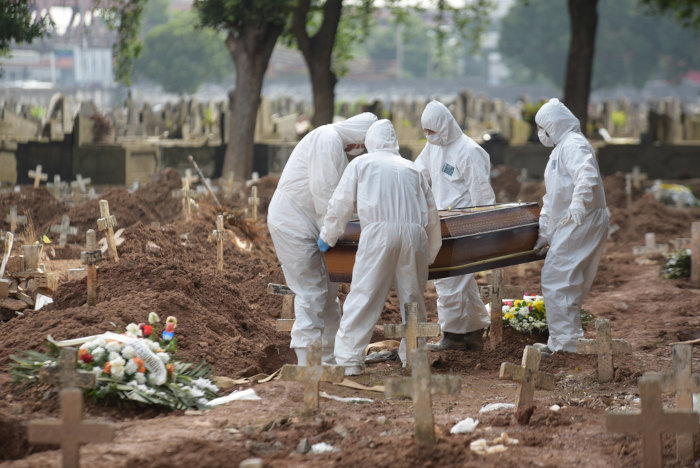 Agentes funerários enterrando um caixão durante a pandemia de covid-19 no Governo Bolsonaro.
