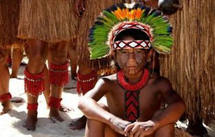 Criança indígena na aldeia