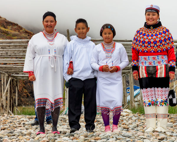 Família inuit, exemplo de povos originários, usando trajes tradicionais.